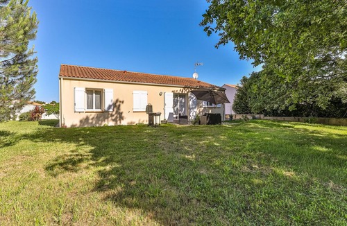 Challans House | House les pinsons in Challans with garden