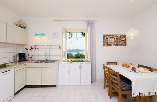 Brsecine House | House Lilla with Private Hot Tub