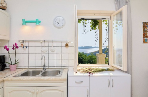 Brsecine House | House Lilla with Private Hot Tub