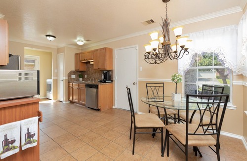 FM 1960 House | House Near IAH Airport - 3BD, 2Bath w/Parking
