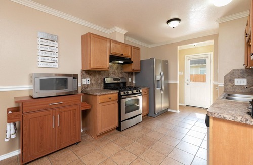 FM 1960 House | House Near IAH Airport - 3BD, 2Bath w/Parking
