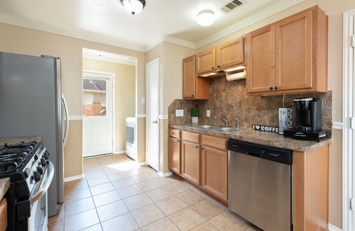 FM 1960 House | House Near IAH Airport - 3BD, 2Bath w/Parking