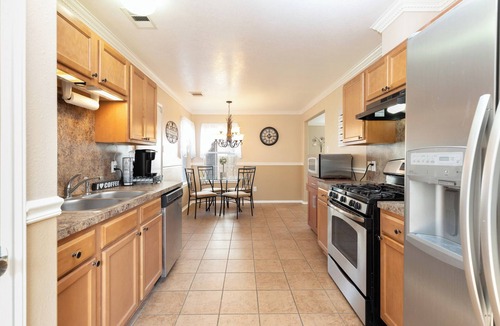 FM 1960 House | House Near IAH Airport - 3BD, 2Bath w/Parking
