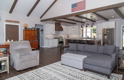 Plymouth House | House Neighboring Road America and the Mullet River