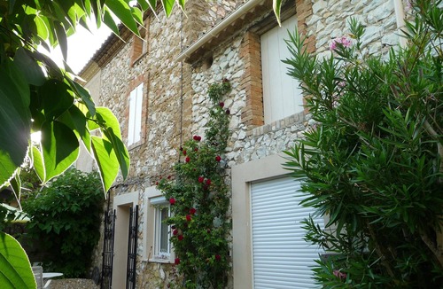 Vedene House | House nice and shaded garden