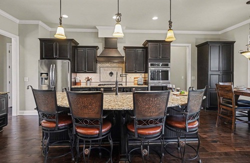 Bellevue House | House of Dragons-Backyard-Mins to Loveless Cafe