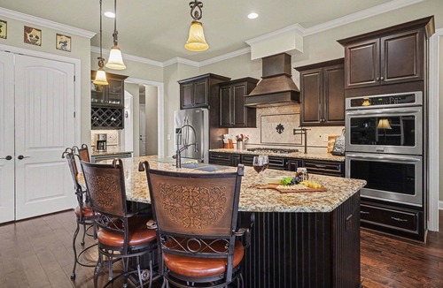 Bellevue House | House of Dragons-Backyard-Mins to Loveless Cafe