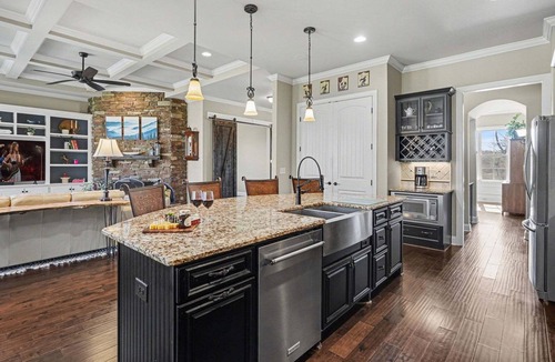 Bellevue House | House of Dragons-Backyard-Mins to Loveless Cafe