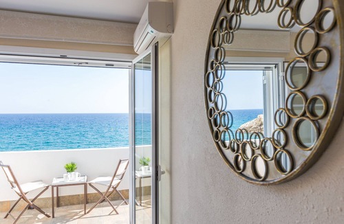 Cap de Salou House | HOUSE ON A CLIFF, BEACH AT 30 M, SATELLITE TV, WIFI, PARKING AND SWIMMING POOL