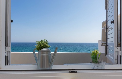 Cap de Salou House | HOUSE ON A CLIFF, BEACH AT 30 M, SATELLITE TV, WIFI, PARKING AND SWIMMING POOL