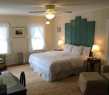The Heights Bed & Breakfast | House on Chase Creek