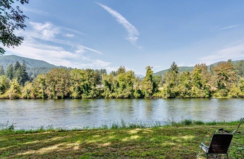 Leaburg House | House on the River. It doesn't get any better