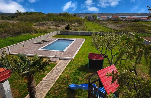 Ljubac Ski Chalet | House Rose – country house with pool