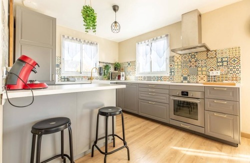 Laschamps Apartment | House sleeps 12 with all comforts