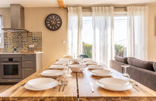 Laschamps Apartment | House sleeps 12 with all comforts