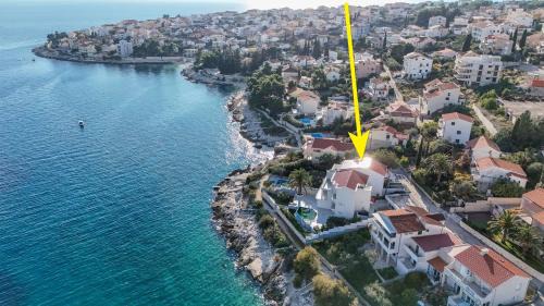 Okrug Gornji House | House Sea front