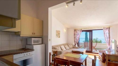Okrug Gornji House | House Sea front