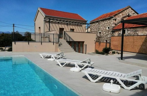 Dusina House | House Serenity with Pool