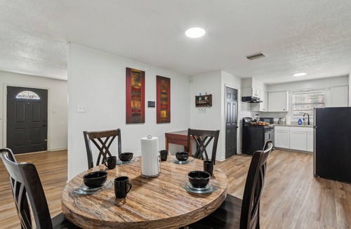Little Rock House | House - Sleeps 10 - Parking - Patio