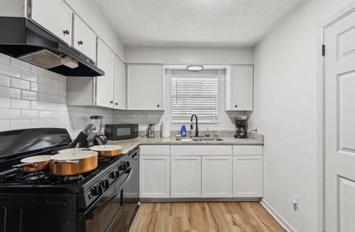 Little Rock House | House - Sleeps 10 - Parking - Patio