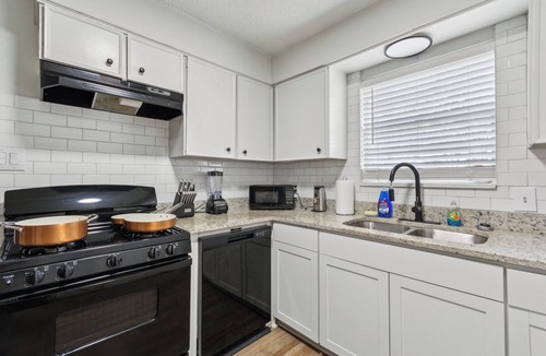Little Rock House | House - Sleeps 10 - Parking - Patio