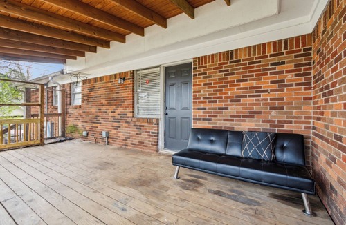 Little Rock House | House - Sleeps 10 - Parking - Patio