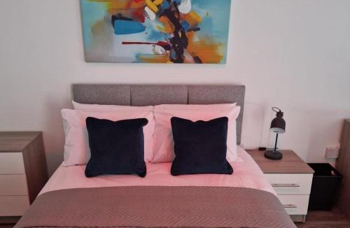 Hillsborough House | House - Sleeps 10 - Parking - WiFi