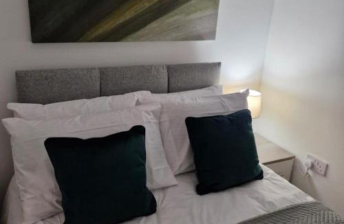 Hillsborough House | House - Sleeps 10 - Parking - WiFi