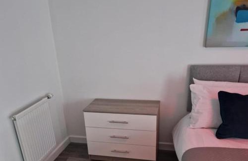 Hillsborough House | House - Sleeps 10 - Parking - WiFi