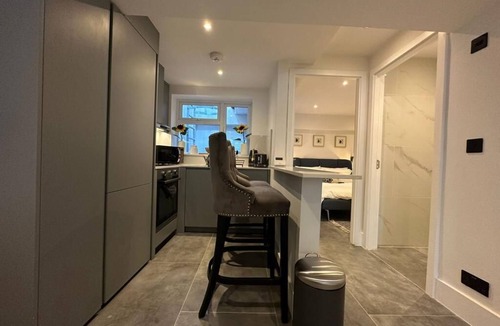 Brondesbury House | House - Sleeps 4 & Free Parking