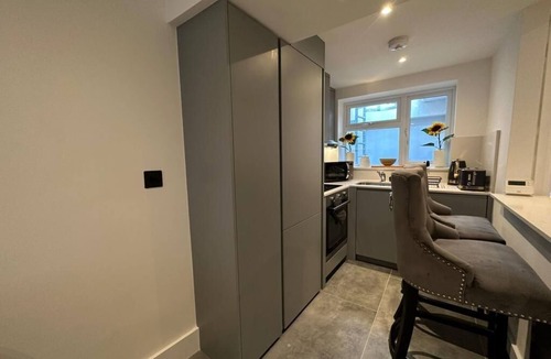 Brondesbury House | House - Sleeps 4 & Free Parking