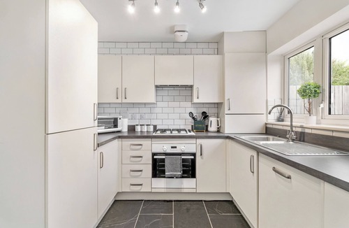 Ashford House | House - Sleeps 4 - Garden - Parking