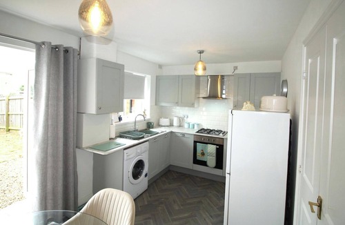 Ashington House | House - Sleeps 4 - Pets Ok - Parking