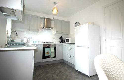 Ashington House | House - Sleeps 4 - Pets Ok - Parking