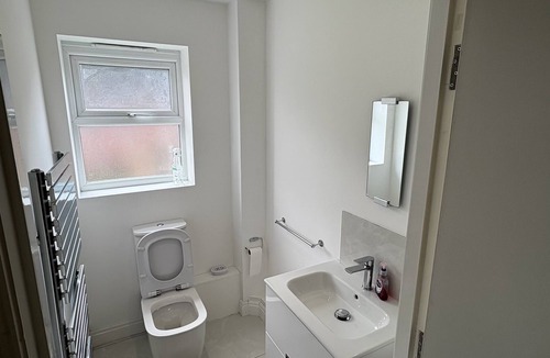 Manchester House | House - Sleeps 5, Private Parking & Pets Allowed