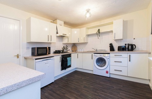 Coventry House | House - Sleeps 6/7 - Pets Ok - Parking - Garden