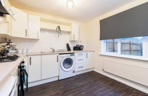 Coventry House | House - Sleeps 6/7 - Pets Ok - Parking - Garden