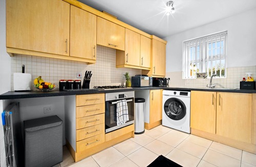 Tipton House | House - Sleeps 6, Garden & Free Parking