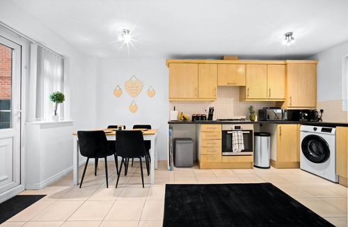 Tipton House | House - Sleeps 6, Garden & Free Parking