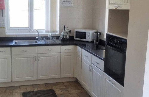Doncaster House | House - Sleeps 6 - Parking - Garden