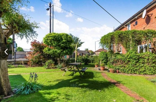 Doncaster House | House - Sleeps 6 - Parking - Garden