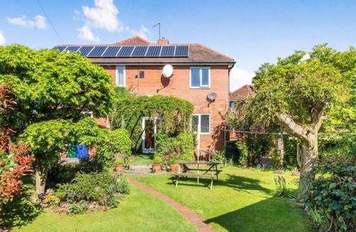 Doncaster House | House - Sleeps 6 - Parking - Garden