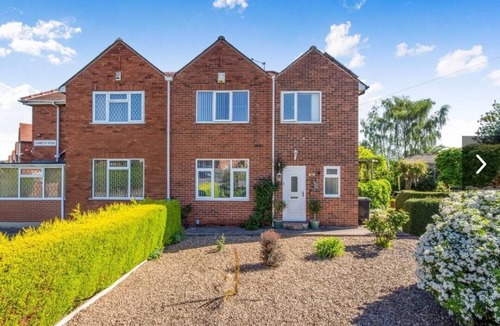 Doncaster House | House - Sleeps 6 - Parking - Garden