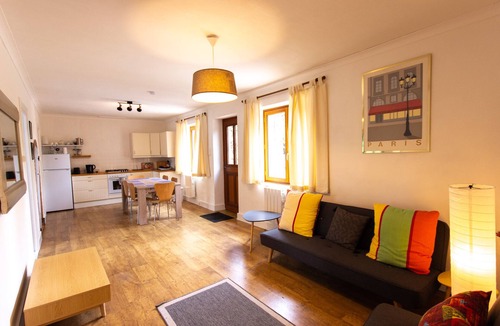 Brece Apartment | House - Sleeps 6 - Parking - Garden