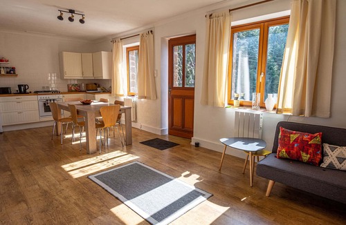 Brece Apartment | House - Sleeps 6 - Parking - Garden