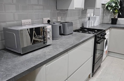 Staines House | House Sleeps 6 with Free Parking