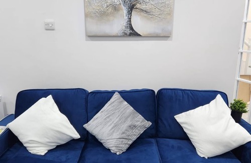 Staines House | House Sleeps 6 with Free Parking
