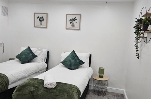 Staines House | House Sleeps 6 with Free Parking