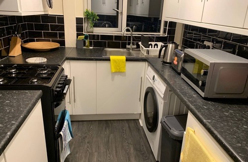 Havering Park House | House Sleeps 6 With Garden, Parking