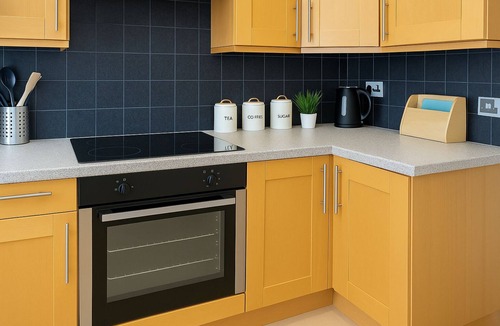 Sittingbourne House | House - Sleeps 7 - Pet friendly - Garden - Parking